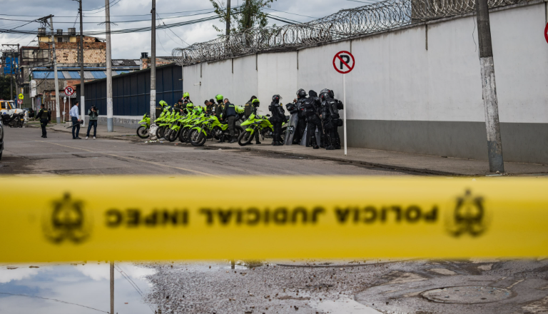 Retiran del cargo a policía por agredir a periodista en Bogotá El